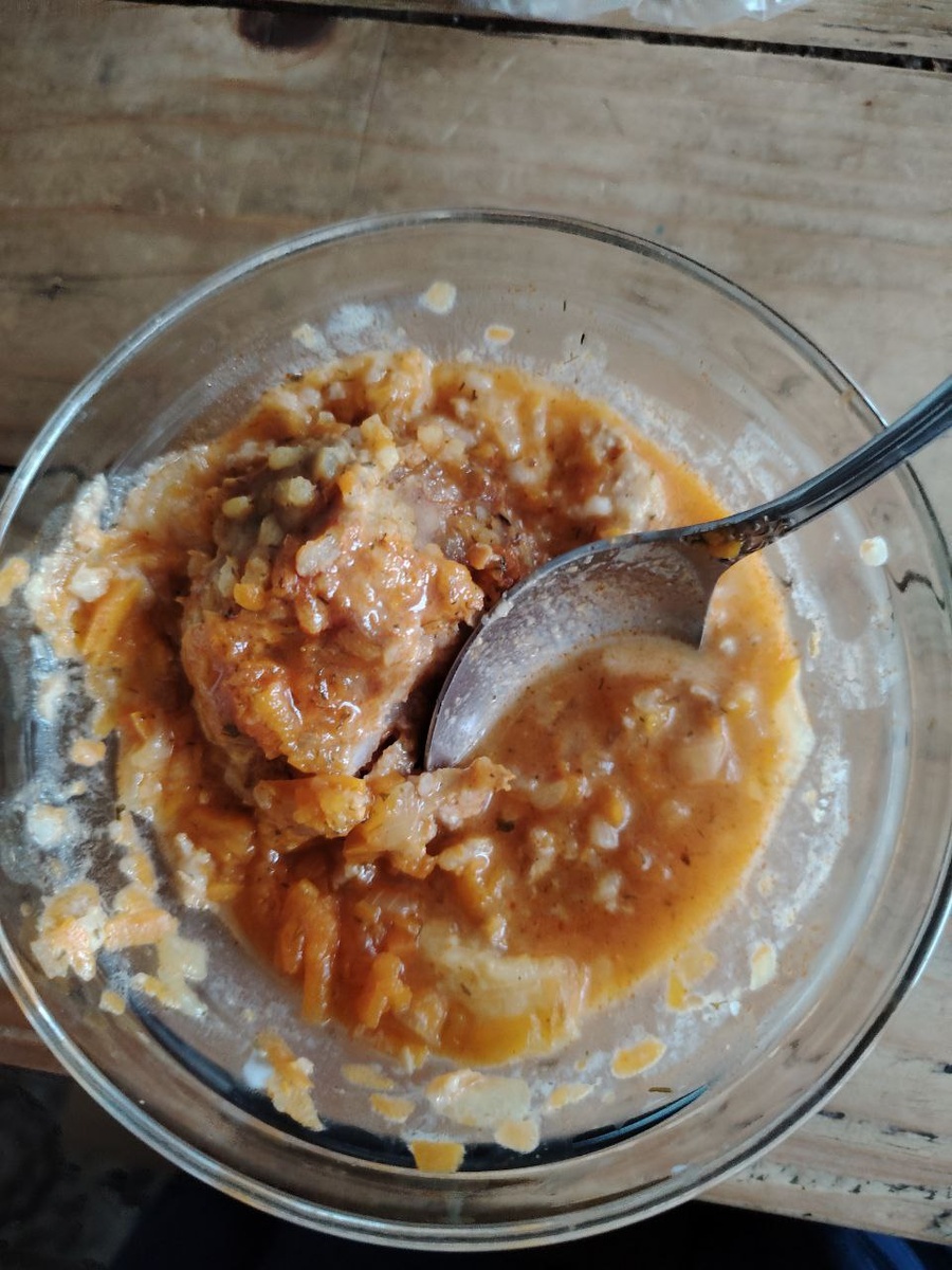 про ужин уже молчу. Старшенькая не доела фаршированный перец и я прям туда же положила тефтелю (все равно готовила все вместе). Выглядит отвратительно, если честно. Но на вкус - норм.