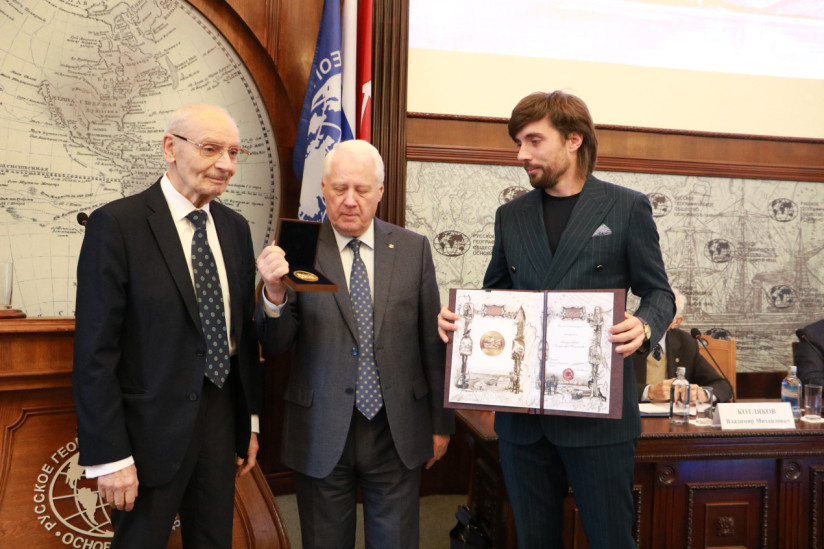 Большую золотую медаль Русского географического общества Владимиру Разумовскому (слева) вручают Первый Вице-президент РГО Николай Касимов и Первый заместитель Исполнительного директора РГО Илья Гуров. Фото: Татьяна Николаева/пресс-служба РГО