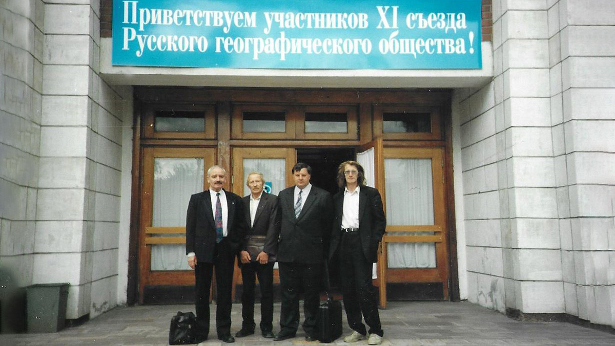 Владимир Разумовский (крайний слева) с коллегами на открытии XI съезда Русского географического общества. Архангельск, 2000 год Фото из личного архива Владимира Разумовского