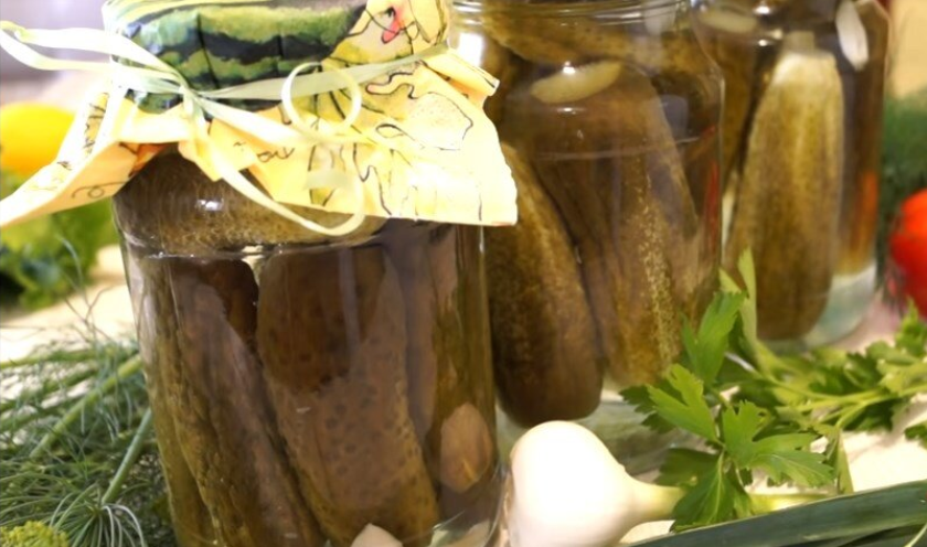 Мама научила мариновать огурцы: 5 лет так готовлю, до весны уходят сколько бы ни сделала, (делюсь рецептом огурцов "Сладкие")