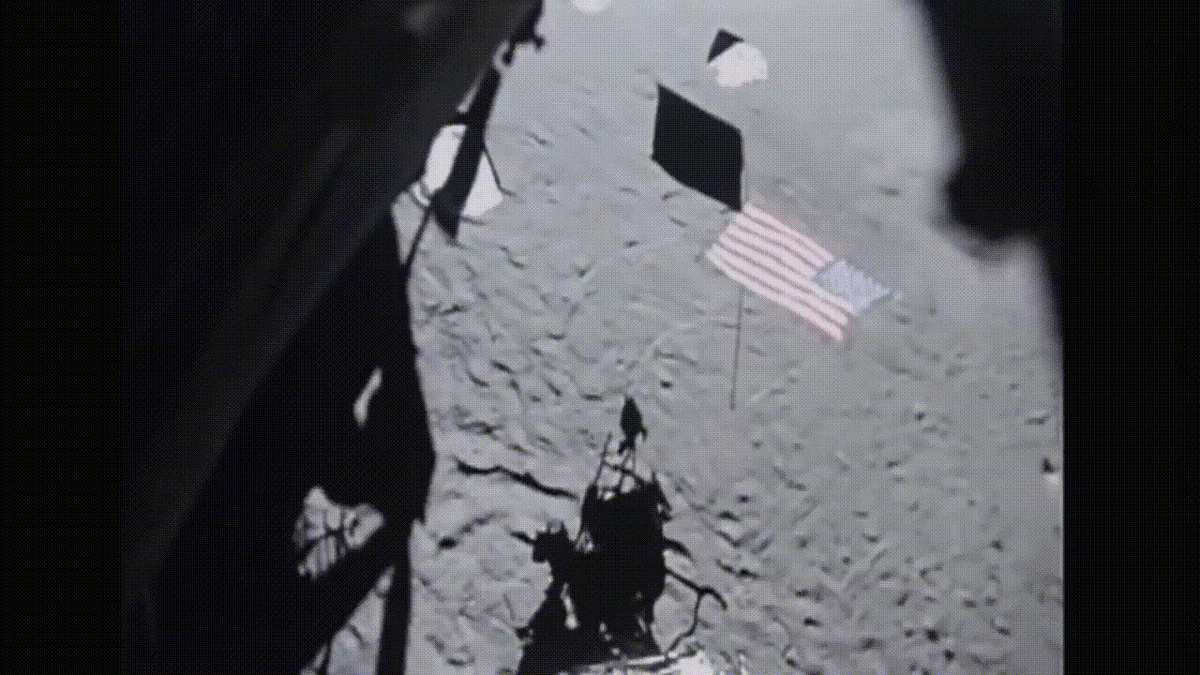 Момент с якобы взлётом Аполлона-14. Флаг, разумеется, колеблется от реактивной якобы струи.