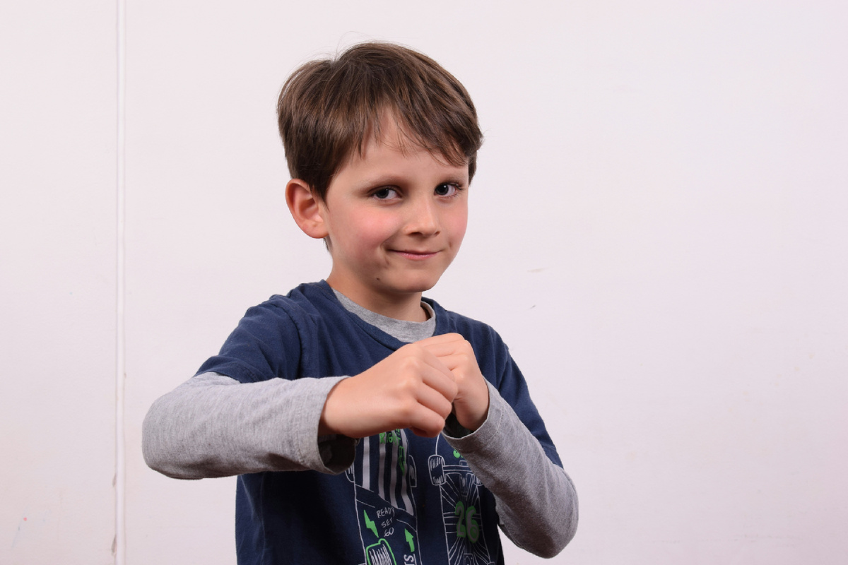 Многие родители, желая защитить своего ребенка, говорят ему: «Если тебя бьют — бей сильнее». Unsplash.com