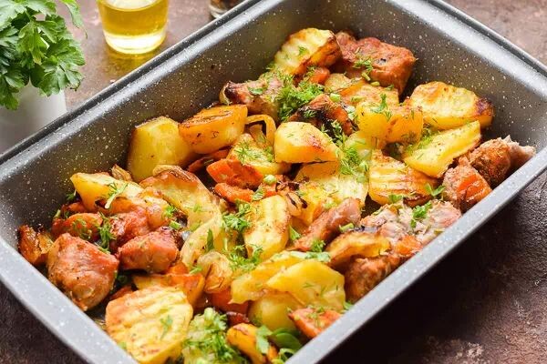 Запечённое мясо с картошкой по-домашнему!