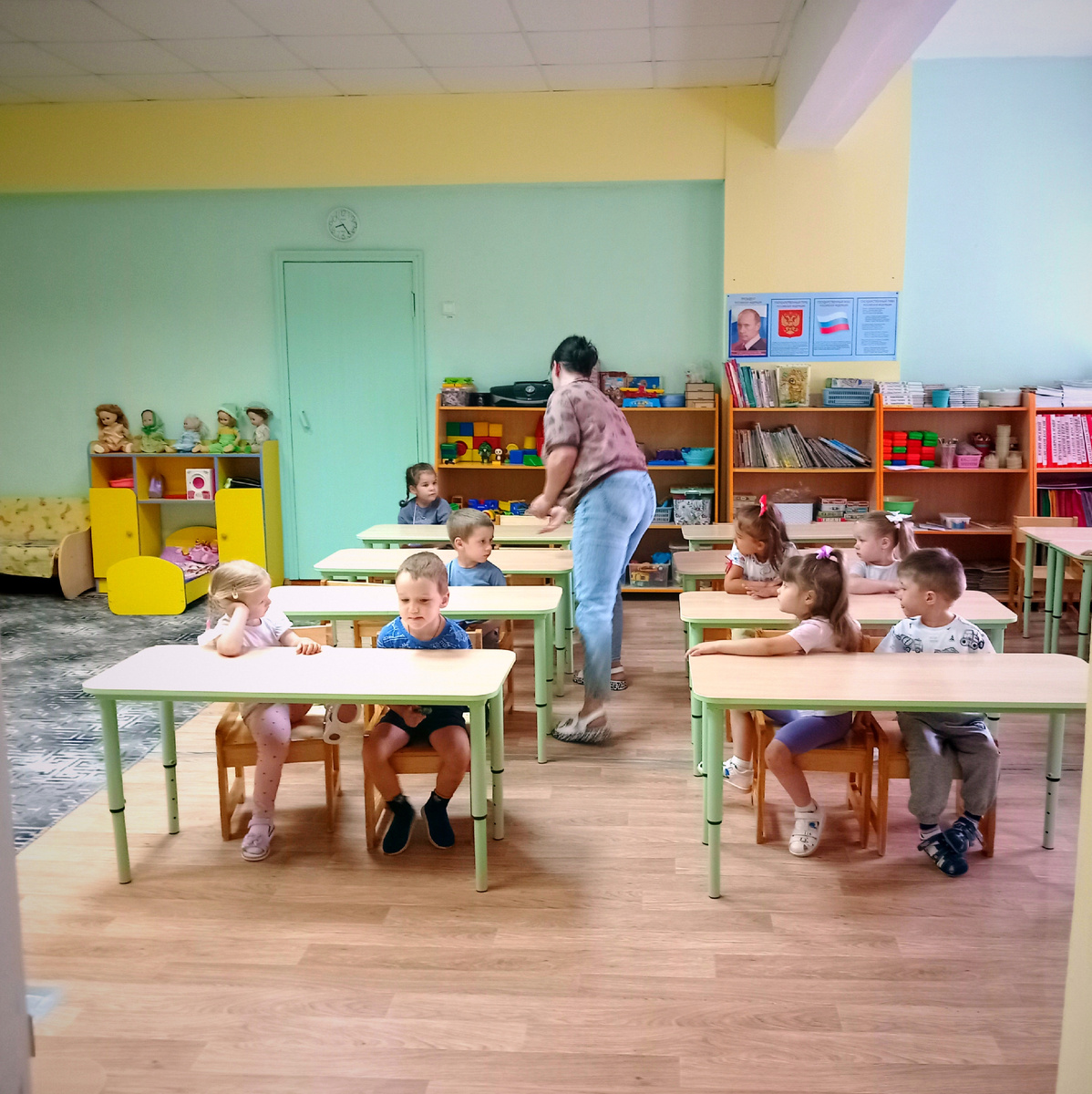 Сын спереди, в синей майке. Деловой. Сел за парту самый первый 