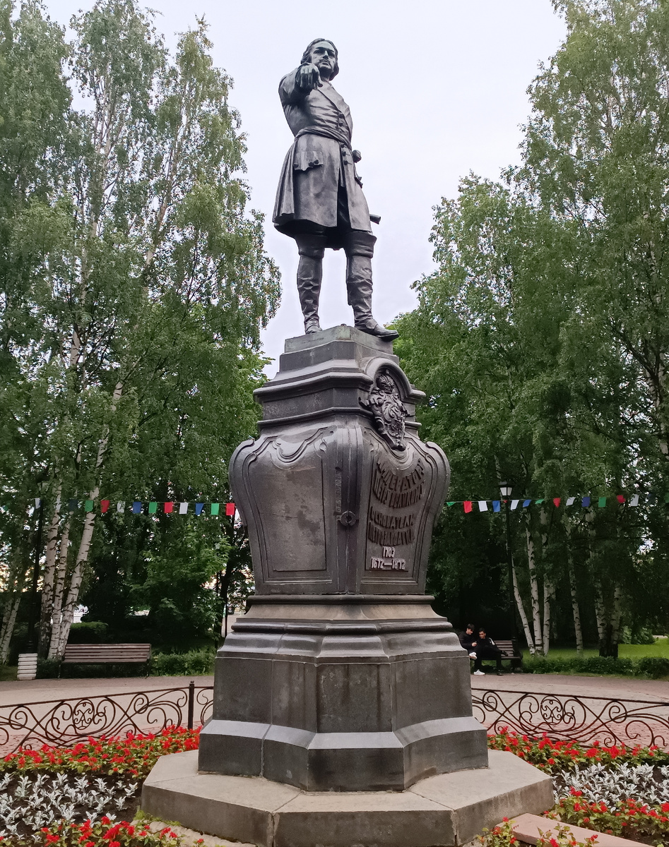  Бронзовый Пëтр рукой указывает на устье реки Лососинки – место основания Петрозаводска. (Не могу избавиться от ощущения, что этот Пëтр похож лицом на молодого Марлона Брандо) 