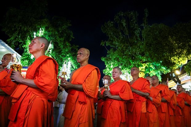    Монахи во время религиозного праздника в храме Ват-Три-Тхотсатеп, 11 мая 2025 года. Фото: Chalinee Thirasupa / Reuters