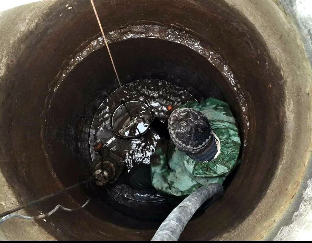 Иоаннос облачился в гидрокостюм, и его опустили в шахту колодца.