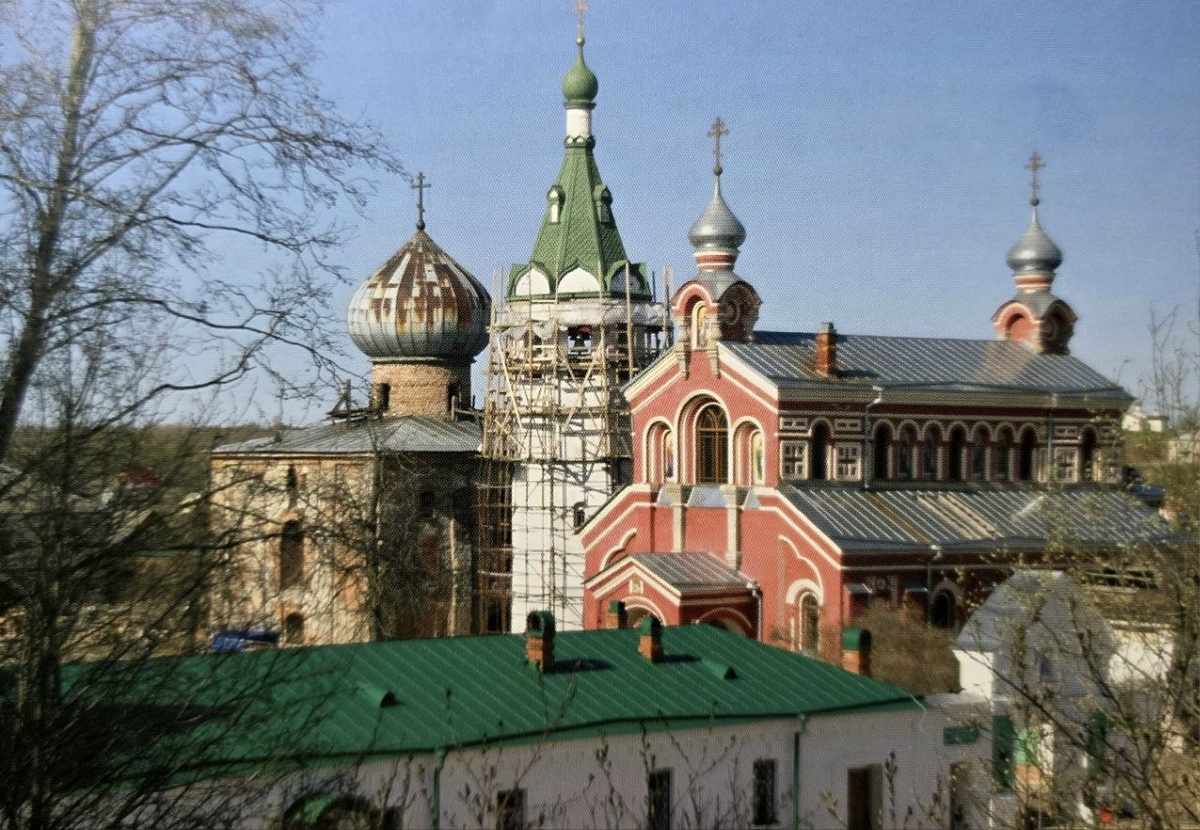 Вид на Староладожский Никольский мужской монастырь с «Победища». Историчник: «Старая Ладога», Райков Г.П.