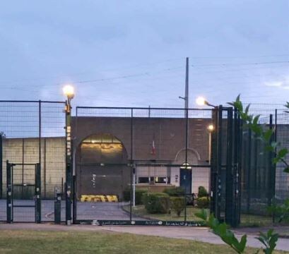 Тюрьма Ланнмезан. В эти ворота сегодня 25.07.2025 Абдалла выехал в сопровождении 6 машин в том числе машины префекта департамента Верхних Пиренеев.