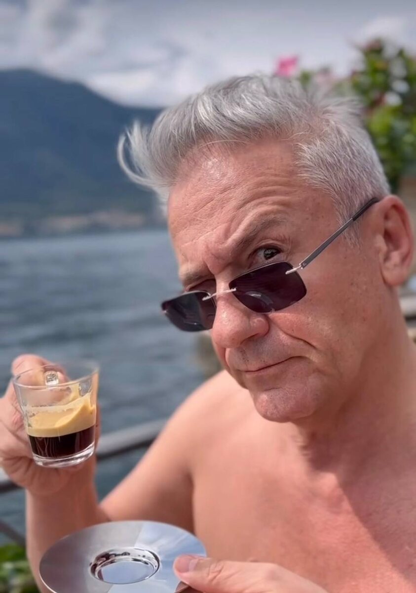 Олег Меньшиков отдыхает на озере Комо в Италии. Фото: соцсети