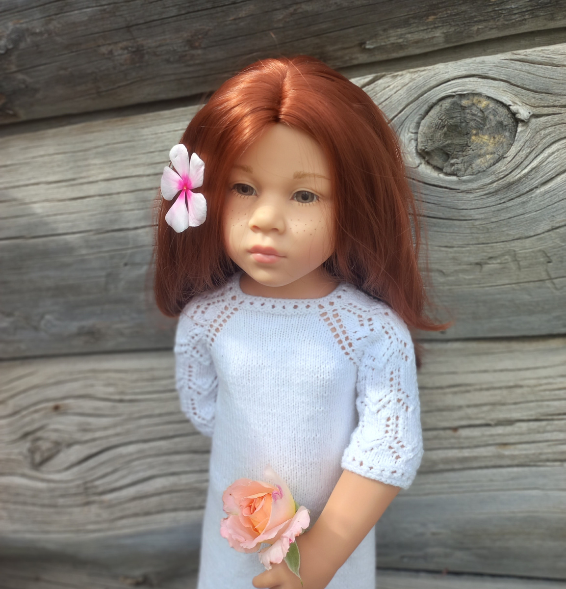 То, что не хватает головного убора к платью, поняла сразу. В начале просто выручил цветок в волосах. Но это явно не то, что нужно!