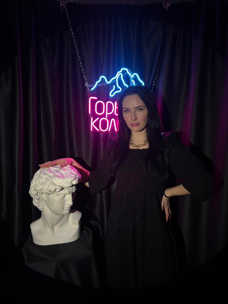 
Продвижение личного бренда в социальных сетях — это увлекательный и зачастую рискованный процесс. Однако, чтобы успешно развивать свой бренд, важно преодолеть некоторые страхи. Вот несколько вещей, которых не стоит бояться.

 1. Быть собой

Многие люди боятся показывать свою истинную личность, опасаясь осуждения. Однако именно уникальность делает вас интересным. Не бойтесь делиться своими мыслями, хобби и увлечениями. Это поможет создать более глубокую связь с вашей аудиторией.

 2. Ошибаться

Ошибки — это естественная часть любого процесса. Не стоит бояться, что вы сделаете что-то не так. Каждая ошибка — это возможность для роста и обучения. Принимайте свои ошибки как часть пути к успеху.

 3. Выражать мнения

Страх перед негативной реакцией может удерживать вас от выражения своих мыслей. Однако ваши идеи и мнения могут вдохновить других. Не бойтесь делиться своим взглядом на мир — это сделает вас более запоминающимся.

4. Экспериментировать

Социальные сети позволяют легко тестировать различные подходы. Не бойтесь пробовать новые форматы контента, будь то видео, подкасты или живые стримы. Эксперименты помогут вам определить, что лучше всего работает для вашей аудитории.

5. Просить о поддержке

Некоторые люди боятся просить о помощи или поддержке. Однако обращение за помощью может привести к неожиданным возможностям. Сетевые контакты и коллаборации могут значительно укрепить ваш бренд.

 6. Не угождать всем

Страх быть непонятым может заставить вас пытаться угодить каждому. Однако это невозможно и изматывающе. Сосредоточьтесь на своей целевой аудитории и будьте готовы принять критику.


Подведем итог: продвижение  личного бренда в соцсетях — это процесс, требующий смелости и уверенности. Не бойтесь быть собой, экспериментировать и учиться на своих ошибках. Ваша уникальность и искренность помогут вам выделиться в мире социальных сетей.