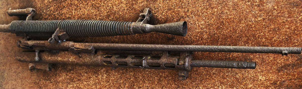 Элементы образцов стрелкового оружия защитников Брестской Крепости, найденные в послевоенное время. Сверху вниз: станковый пулемет Дегтярева ДС-39; магазинная винтовка Мосина обр. 1891/30гг; ручной пулемет Дегтярева ДП-27.