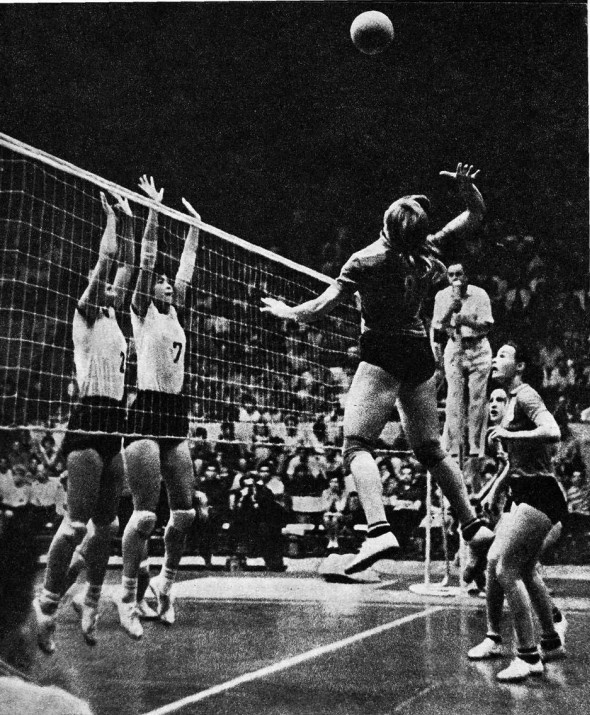Инна Рыскаль в играх со второй сборной Японии. 1964 г.