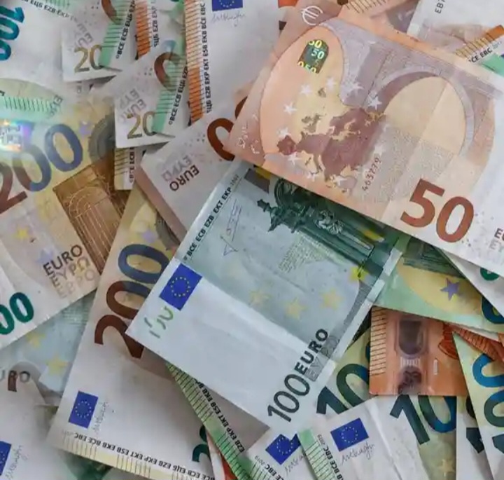 Евробанкноты номиналом 50, 100 и 200 евроФото: K. Schmitt/Fotostand/picture alliance.