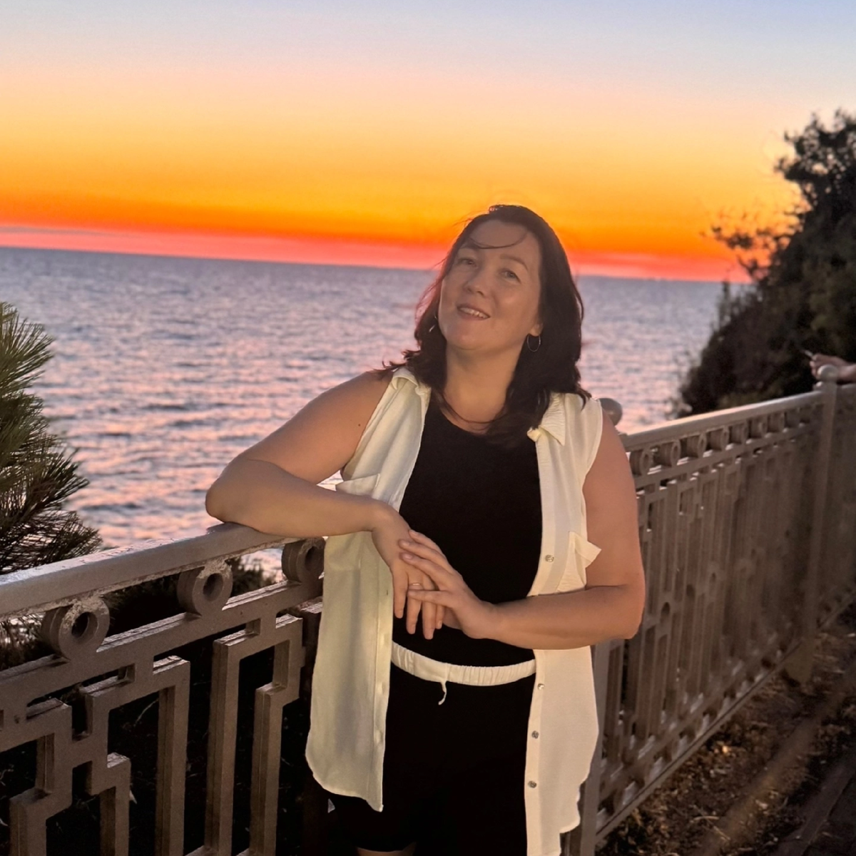 Я, Оксана. Вот уже больше года как мы переехали из Перми в Анапу. Подписывайся на канал, здесь реальная  жизнь  многодетной семьи на берегу Черного моря. А в телеграм канале рассказываю более подробно про Анапу.