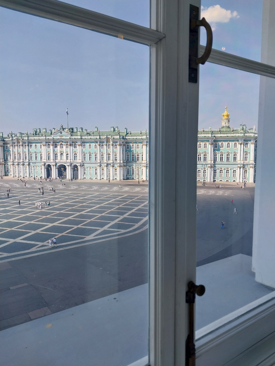С детства помню, что в Зимнем дворце 1945 окон... лёгкая цифра для запоминания!