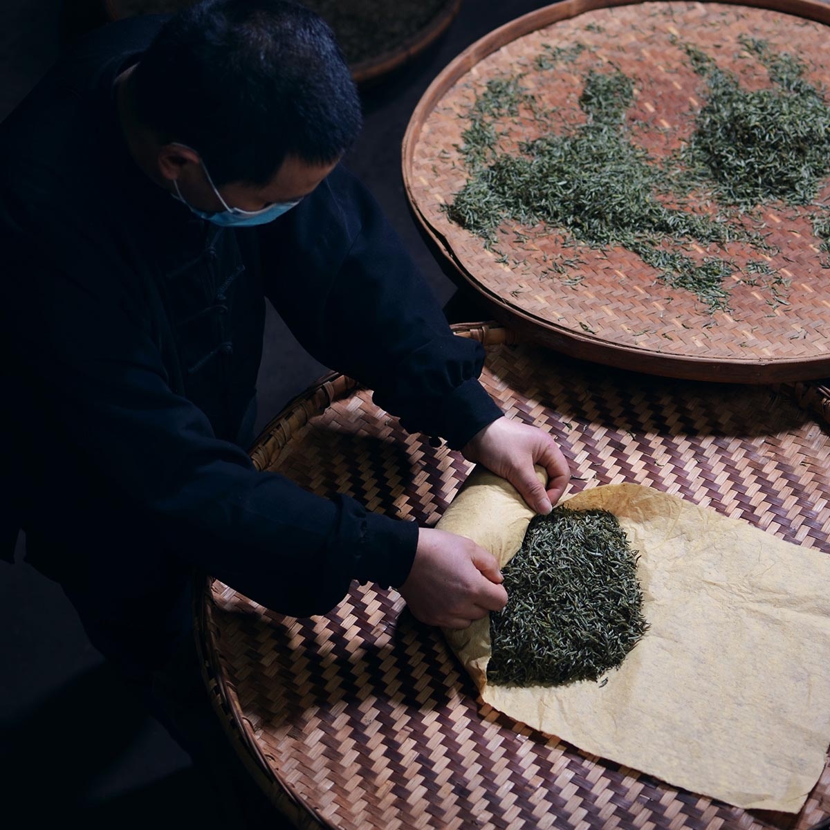 Оборачивание классического Мэндин Хуан Я в пергамент для томления