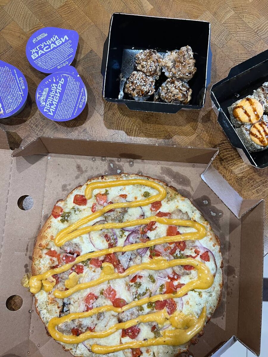 Ночной ужин от Dostaевского в Санкт-Петербурге, городе Достоевского. Фото из личного архива автора.