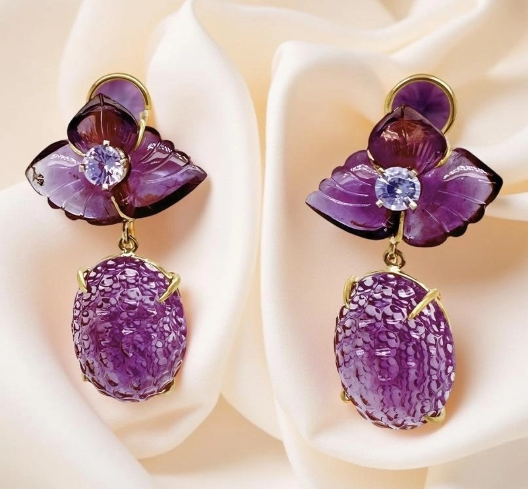 Серьги "Пурпурные ягоды"  с аметистами, вырезанными вручную, напоминают цветущие лепестки и спелые фрукты. 
