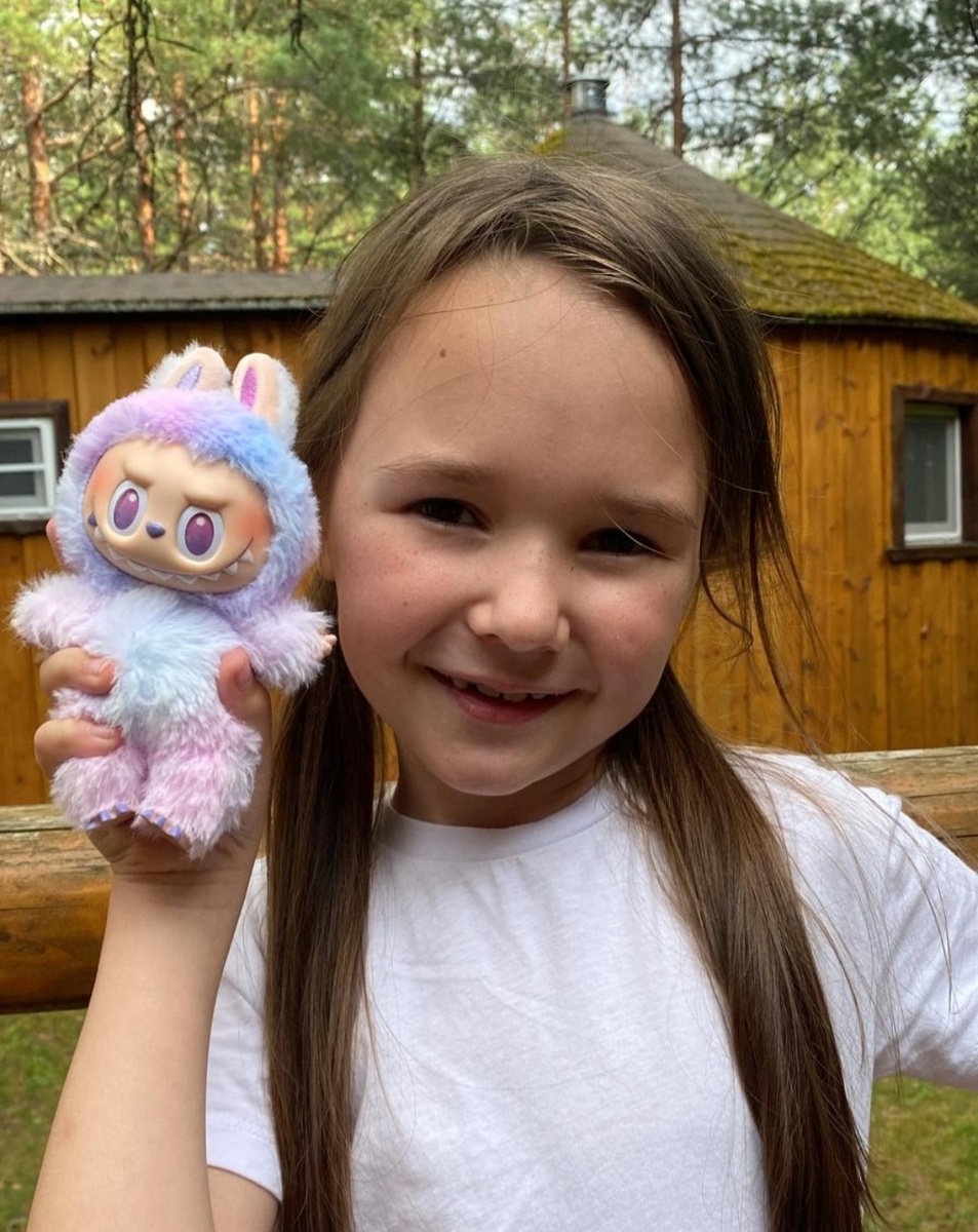 А это Полинкаи её Лабубу.