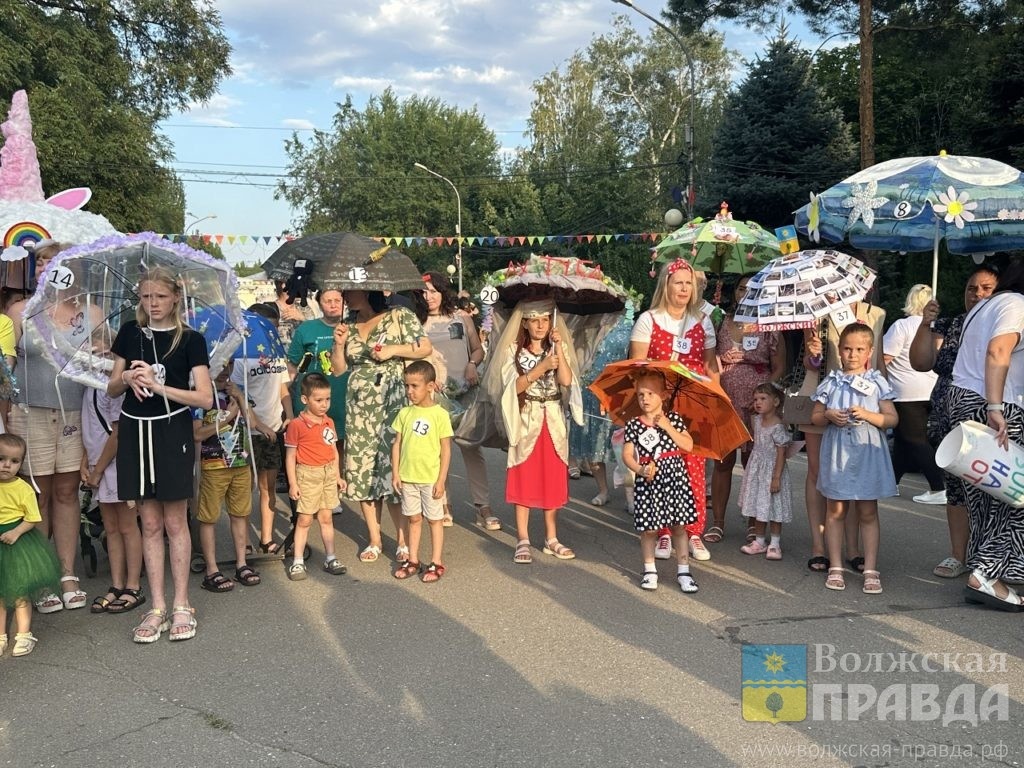     Единороги, Ахтуба и Уэнздей: в Волжском впервые прошёл фестиваль зонтиков
