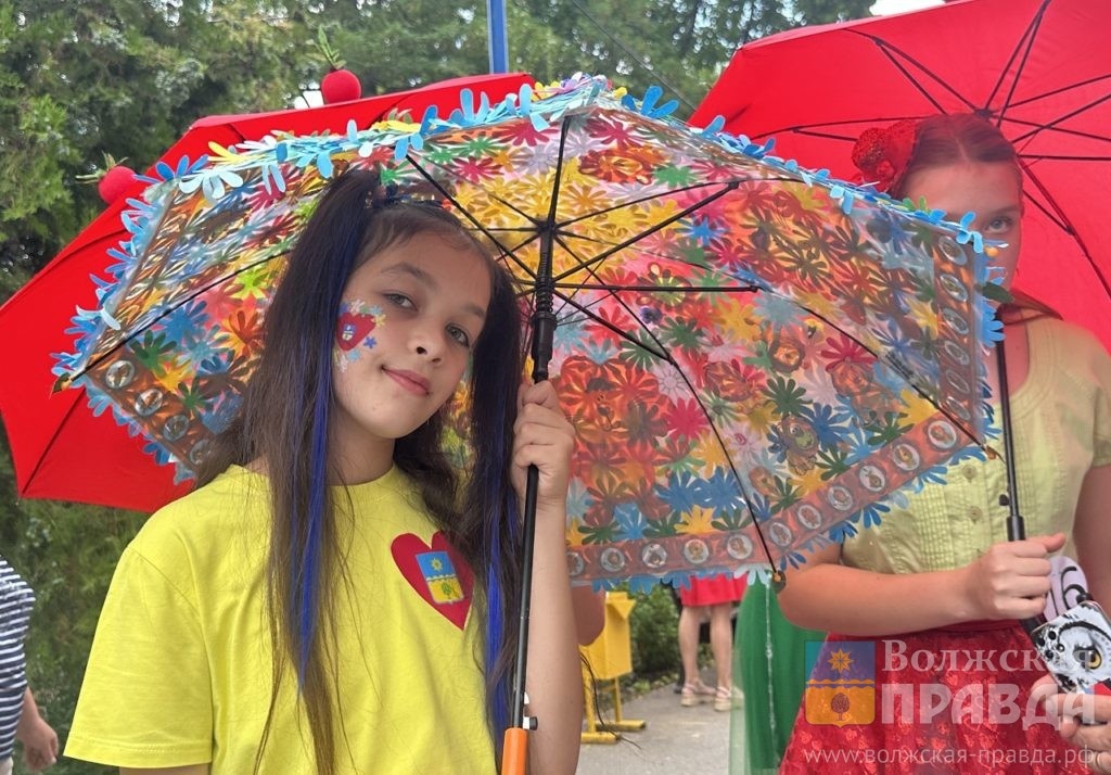     Единороги, Ахтуба и Уэнздей: в Волжском впервые прошёл фестиваль зонтиков

