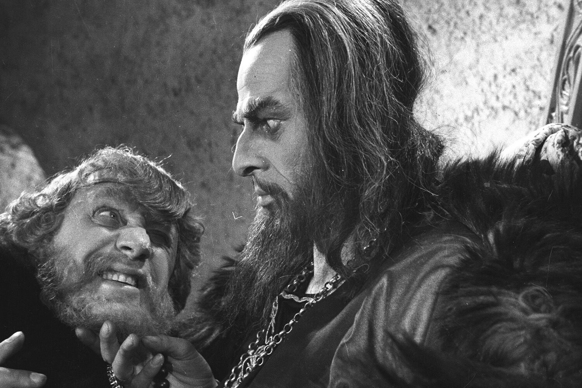   Николай Черкасов и Михаил Жаров. кадр из фильма «Иван Грозный» (1944, Аламаатинская киностудия)