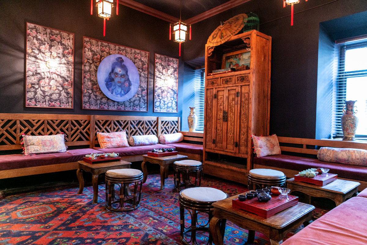 Китайский стиль в интерьере всегда привлекал своей загадочностью и изысканностью. Особенно интересным является направление, вдохновлённое атмосферой старинных опиумных клубов Китая. Сегодня этот стиль нашёл новое воплощение в современном баре «Хон Гиль Дон», создавая неповторимую атмосферу роскоши и таинственности.
Основной акцент в оформлении делается на создание атмосферы старинного китайского клуба. Массивные деревянные панели, украшенные традиционной резьбой, создают ощущение старинного особняка. Тёмные тона преобладают в цветовой гамме, что усиливает эффект таинственности и уюта.
