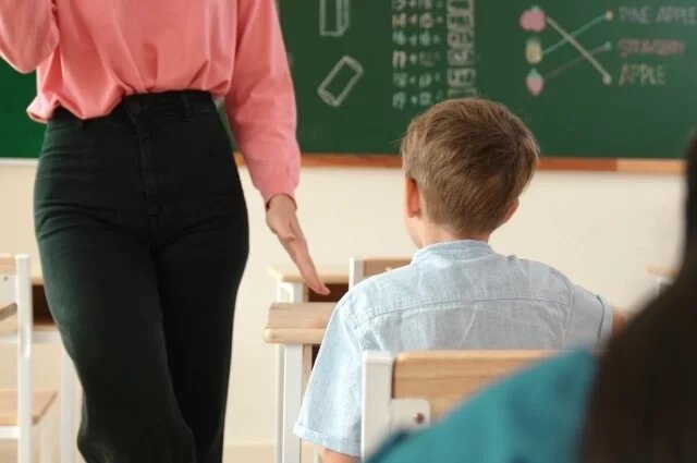    Куда жаловаться, если в школе нет учителя по предмету?