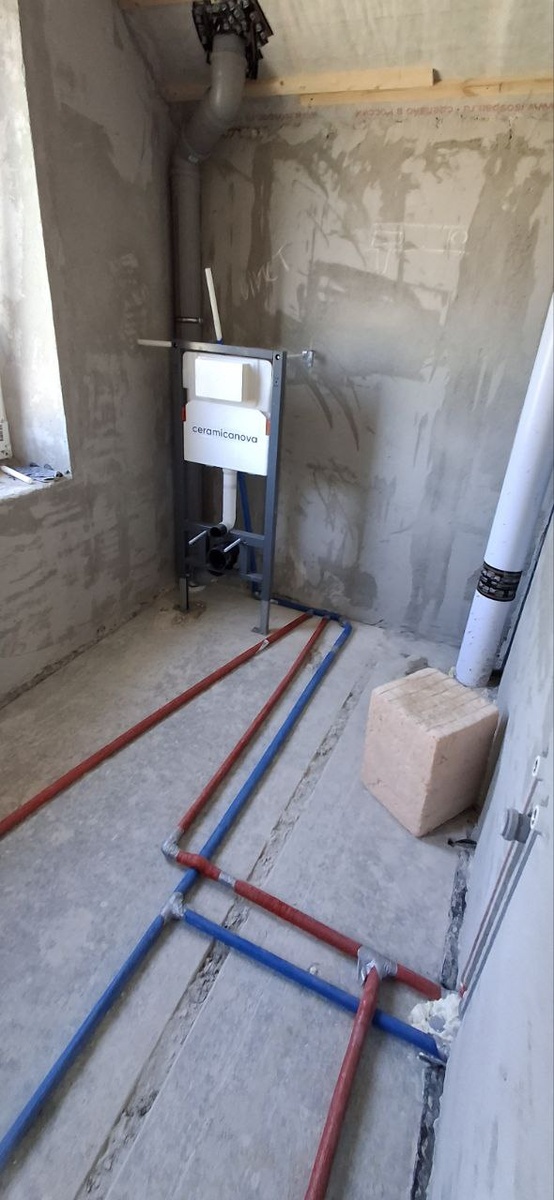 Установка системы инсталляции и подвод инженерных коммуникаций в санузле. Фото до монтажа отделки. Объект «Интел Групп».