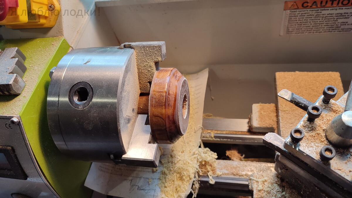 Выступающий стеклопластик подрезал на токарном станке