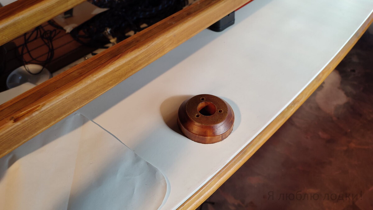 Проставка приклеена. Повреждения на вёслах и привальнике устранены. Подкрыты лаком