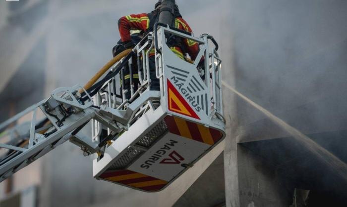 Российские военные нанесли удары по целям врага в Сумах. Местные власти сообщают, что в городе возник масштабный пожар, источник Телеграм-канал Украина.ру