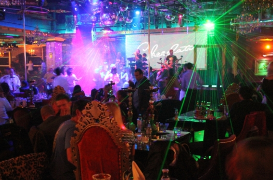 Вы думаете китайцы шумные? Вы в клубе не были, вот где адский шум