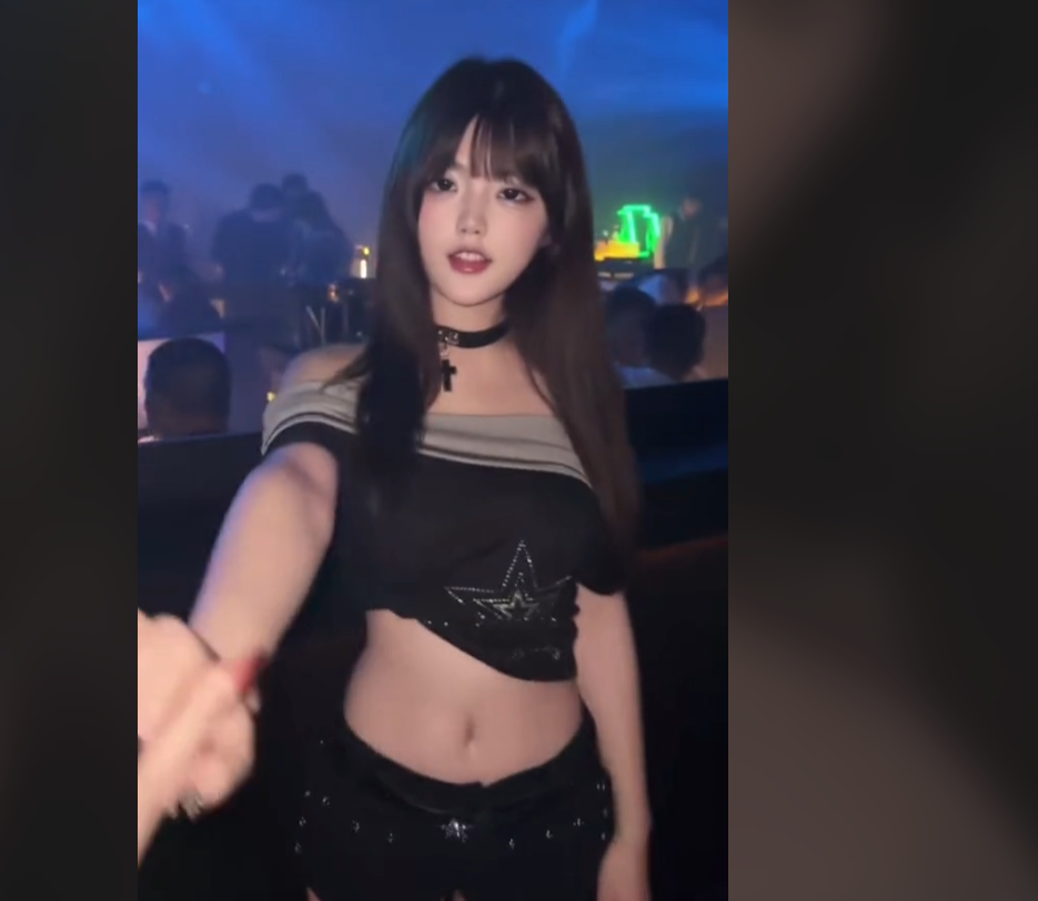 Эталоннная девушка в ночном клубе, прошедшая каян. 