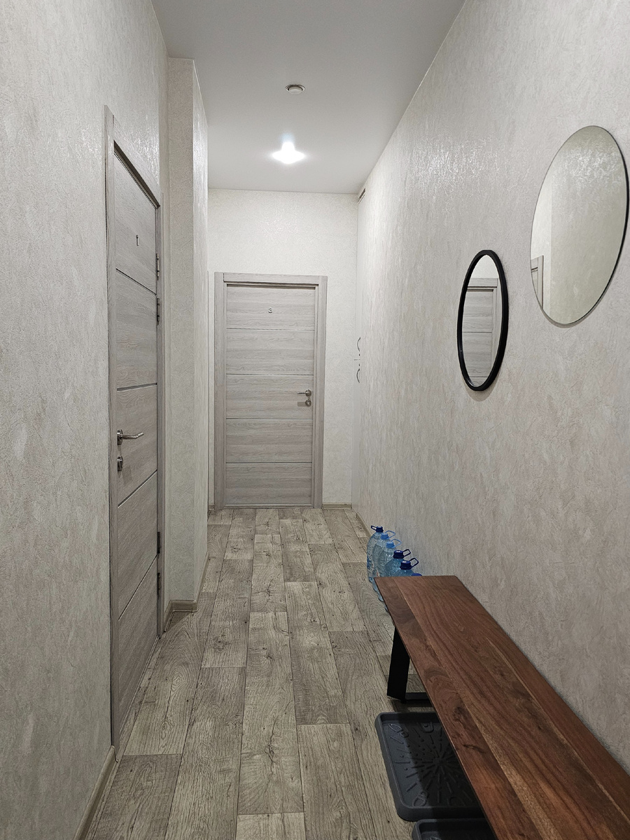 Моя студия в конце коридора. За кадром еще одна дверь. Водичка, которую запасла для меня заботливая Наталья 