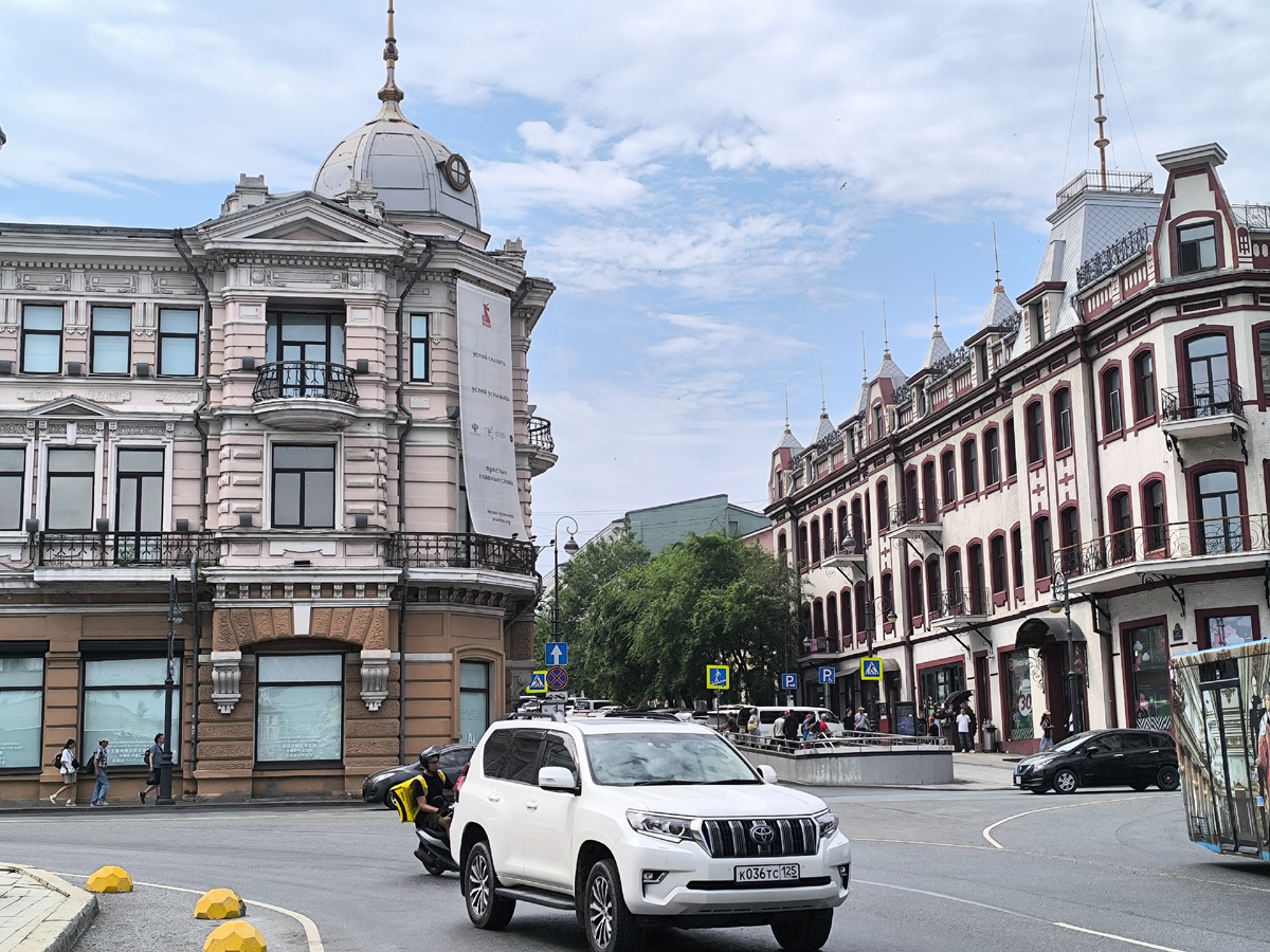 Музей слева (© Анна, «Маяк энерджайзера»)