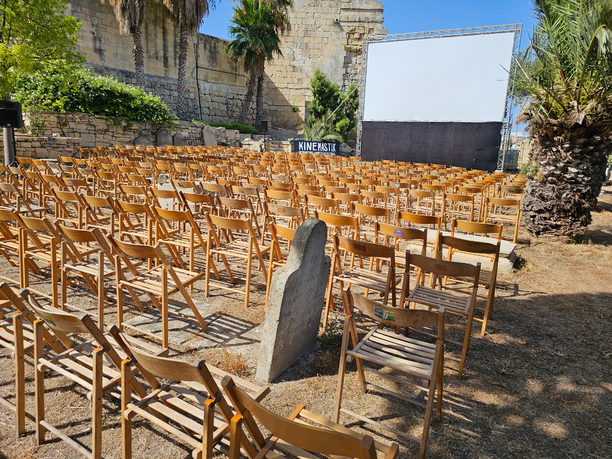 Вот и понреьальный камень посреди "зала:, и впереди просматривается не один.