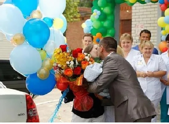 муж целует жену