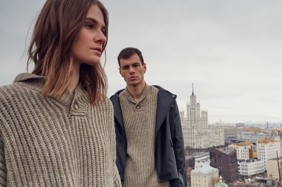 "Перелистал свои старые записи
Как же время нас всех исковеркало
У мечты моей много врагов
Самый главный из них хмуро смотрит из зеркала"(с) Фото: spb-rio.ru