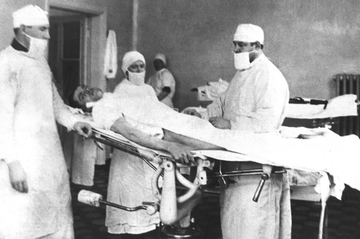    Смирнов в перевязочной госпиталя