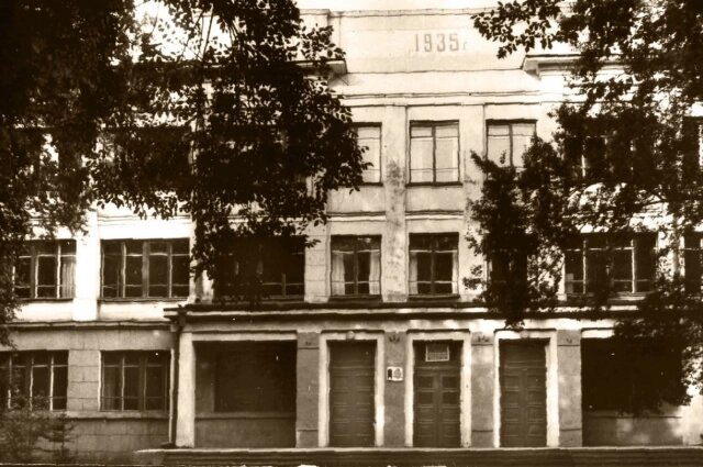    Бывшее здание школы №17, в котором размещался эвакогоспиталь №1241. Фото: Новокузнецкий краеведческий музей