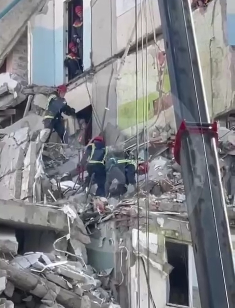 Работают спасатели