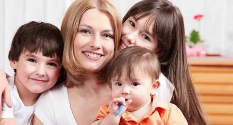 Понимание между мамой и ребенком — это способность чувствовать потребности и эмоции друг друга. Оно формируется постепенно через общение, заботу и совместные переживания. Мама учится понимать ребенка, замечая его реакции и предпочтения, а ребенок привыкает доверять маме, чувствуя её поддержку и любовь. Важно проявлять терпение и внимание, ведь каждый ребёнок уникален и требует индивидуального подхода. Это взаимопонимание становится основой доверительных отношений на всю жизнь.