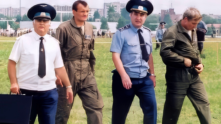 Пилоты разбившегося самолета Владимир Топонарь (в центре) и Юрий Егоров (крайний справа) после трагедии. Аэродром Скнилов, 27 июля 2002 года