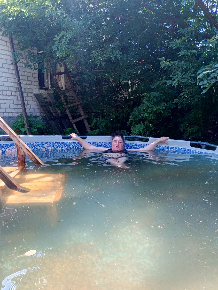 Автор наслаждается купанием. Вокруг опилки, так как плотник исправлял лестницу прямо в воде 