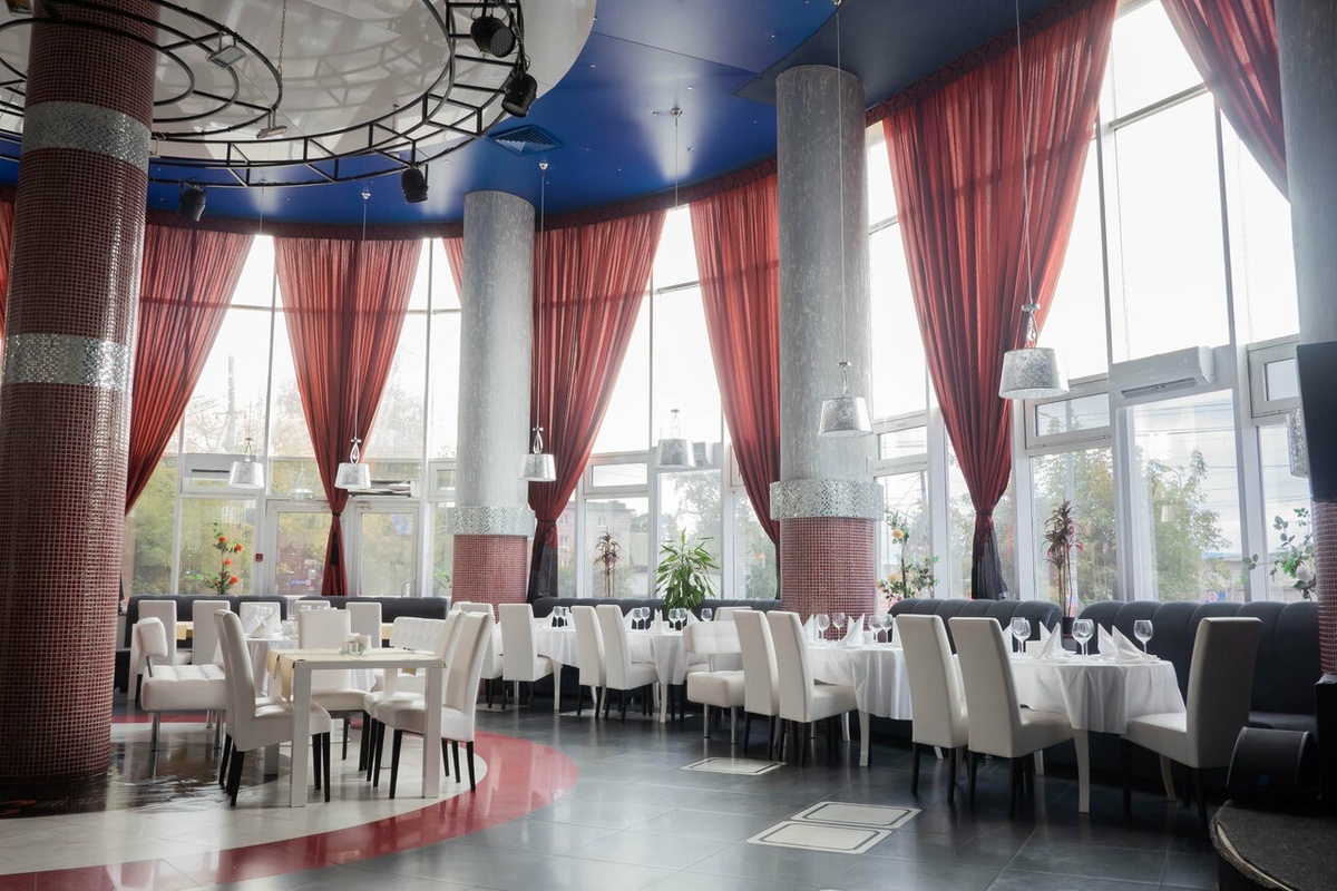 Решение в "Ностальгии":
Зал "Колонный" спроектирован так, что каждый тост звучит чисто и благородно. Высокие потолки с колоннами не дают звуку "размазаться", а мягкие диваны поглощают лишние шумы.