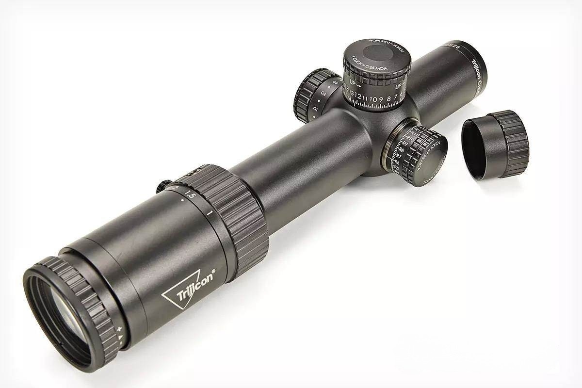 Башня для вертикальной регулировки открыта для настройки в зависимости от дистанции, тогда как башня для горизонтальной регулировки закрыта. У Credo шаг регулировки — 0,1 мил, а у Credo HX — 0,25 МОА на клик.