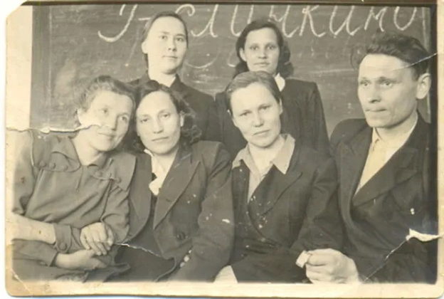 Рис. 1. Учителя школы в годы обучения. Сидят: Пачежерцева; Нина Афанастьева Тюнеева, директор школы, история; Валентина Афанасьева Слинкина, немецкий; Фаддей Андреевич Пачежерцев, физика; стоят (не извлекаются из памяти)